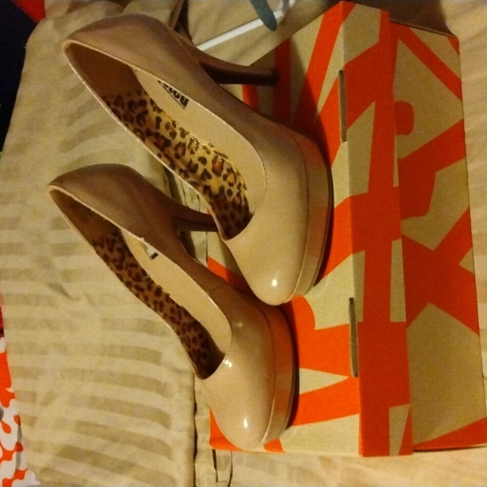 Heels - Picture 3 of 3